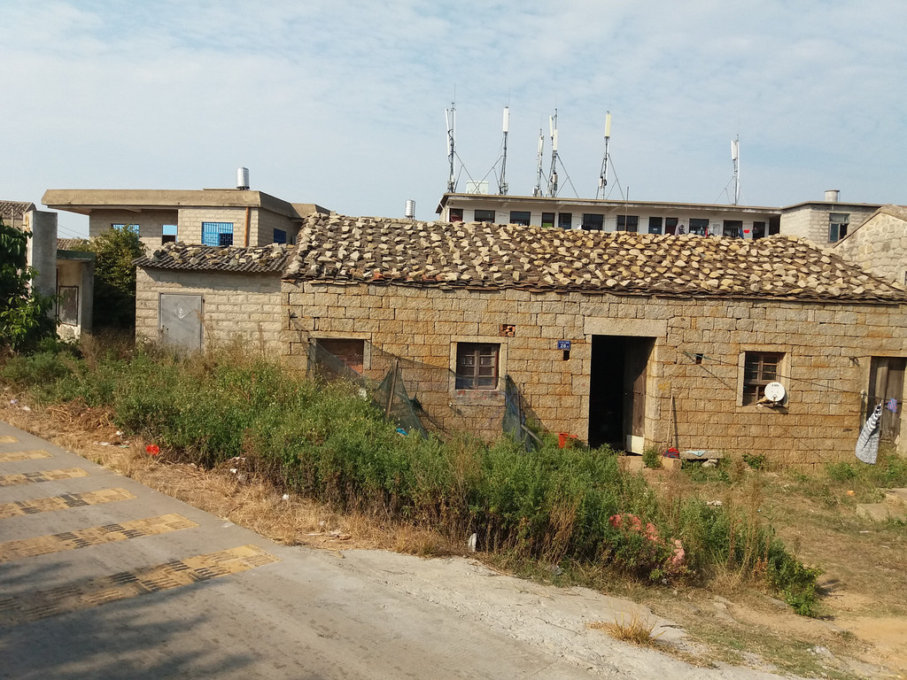 石头砌房筑屋,石头压瓦防掀,房子像碉堡,美感与功能兼具——平潭瓦瑶
