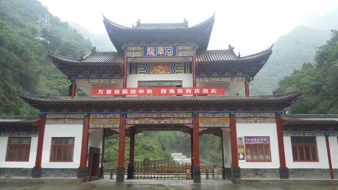 十一去的龙潭河,可能是下着雨,人不多,偌大停车场空空如也,景区停车