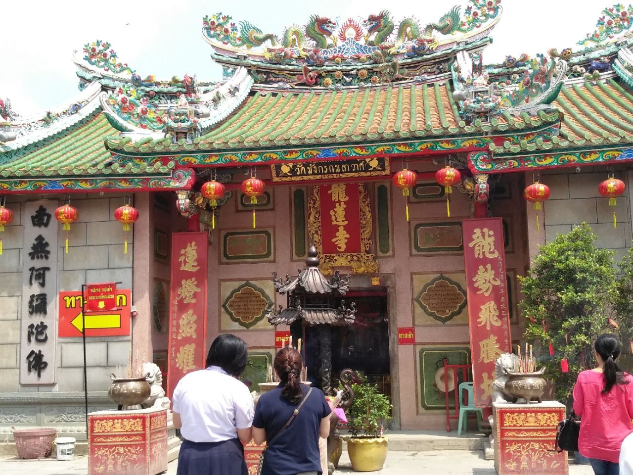 龙莲寺 又叫龙莲禅寺 也是泰国香火很旺盛的一个佛教寺庙&