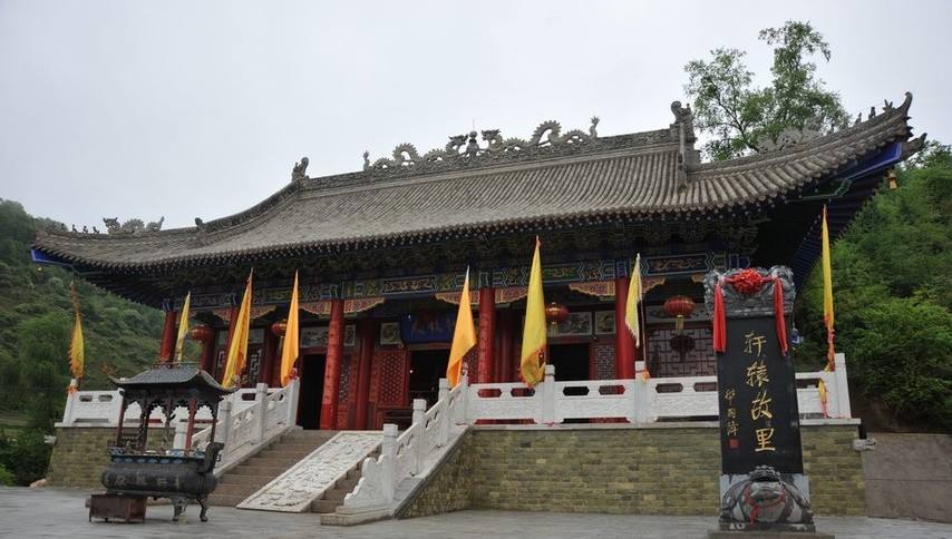 正因为在僻静的县城与城市的喧嚣阻隔,更为轩辕故里这块宝地增加神秘