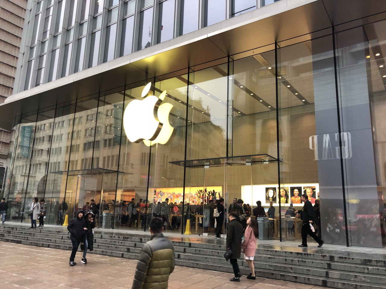 apple store 零售店(南京东路店)购物,作为上海的七家苹果专卖店之一