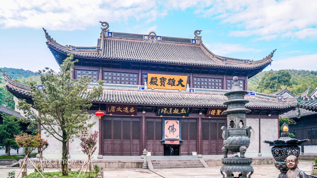 依托着深山和古寺建成的五磊山风景区,由五磊讲寺,莲花园,藏云溪三个