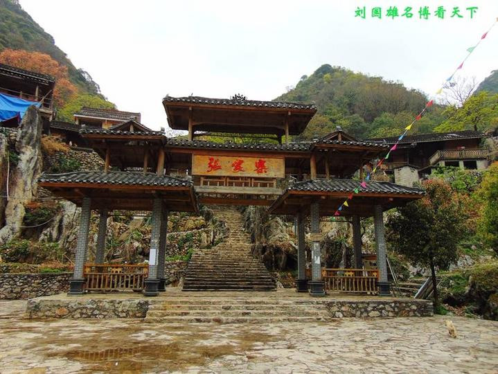 这个建于青山石壁之上的偏苗古村寨,不愧是广西"十大美丽村落"