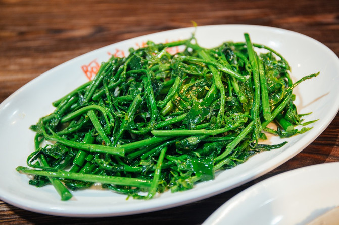 清炒五指山野菜,本次海鲜唯一的一盘素菜.