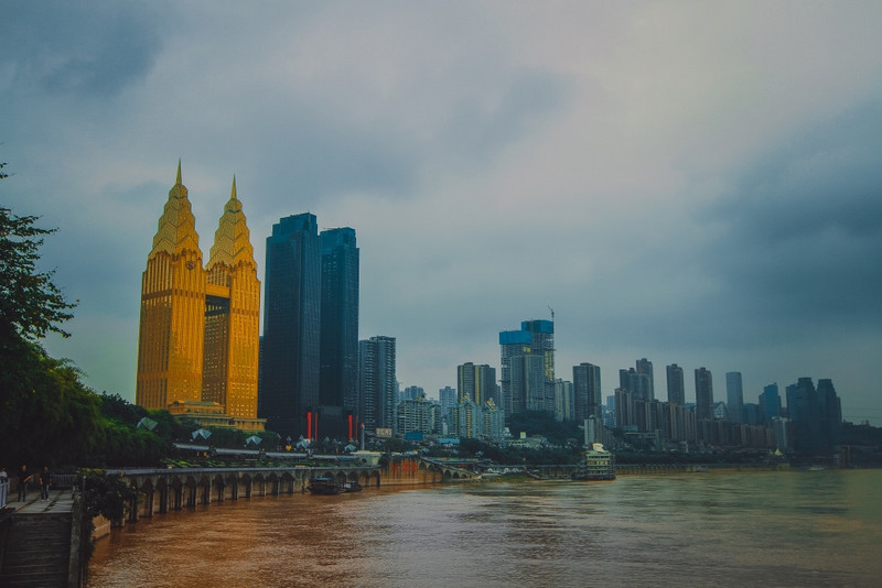 勒是雾都 南岸起风景  在南滨路上来一组黑白风格的重庆城市风光的