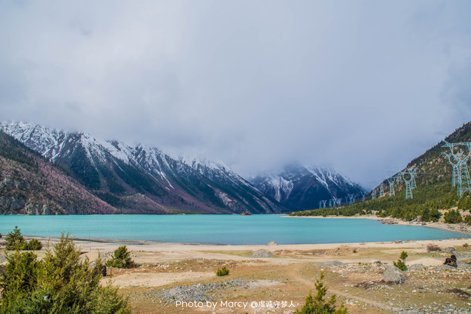 随季节的不同,湖水也呈现出或碧蓝或青绿等数种颜色