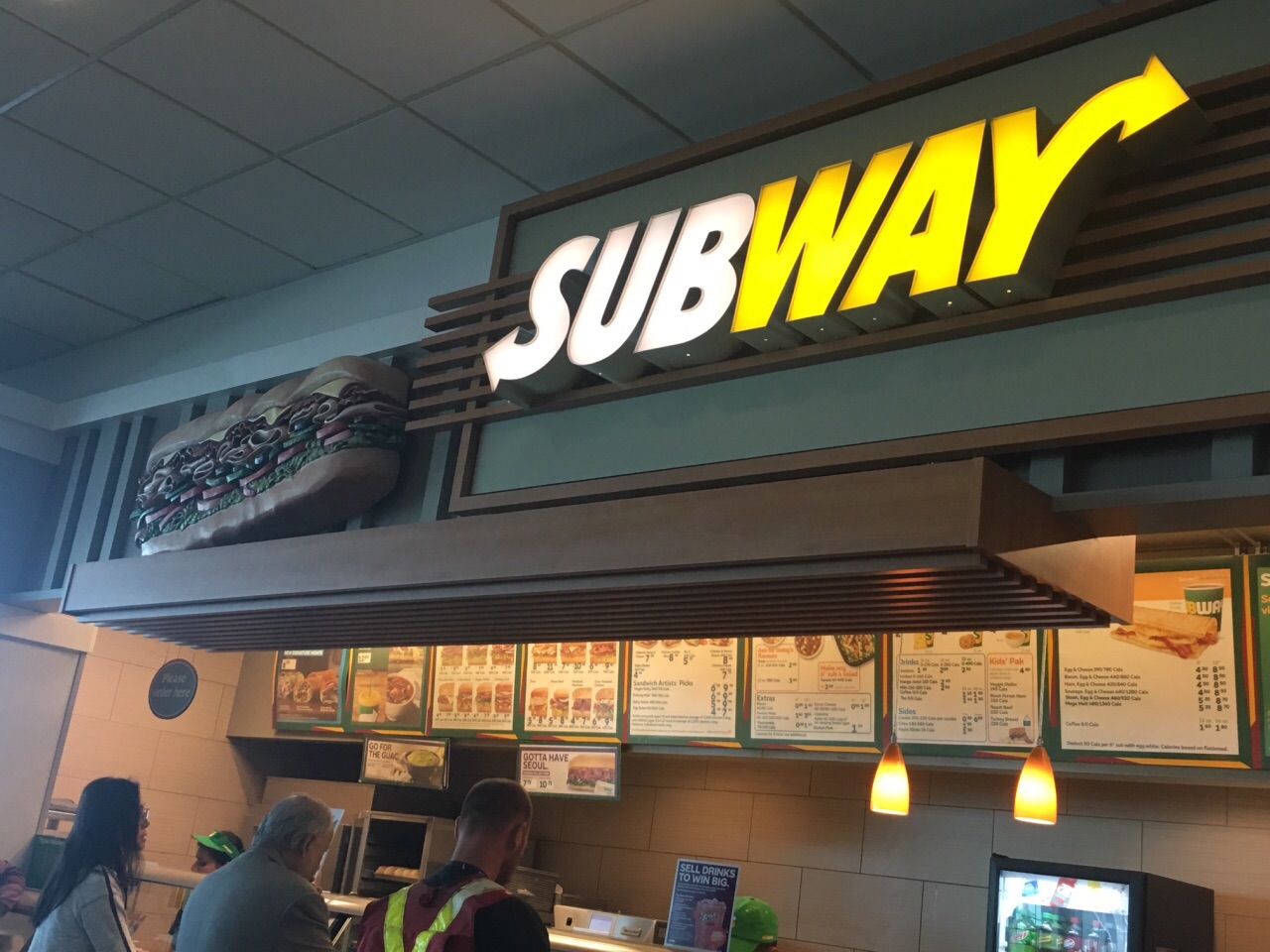 温哥华机场的subway,和市区内的分店同步推出韩式风味的猪肉汉堡.