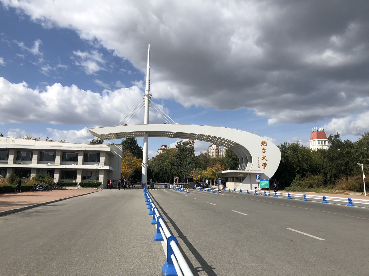烟大的位置非常好,东门外过马路就是海边,而且还有烟台大学海水浴场.