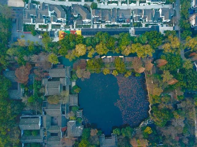 酒店总建筑面积约2万,地处南浔古镇,与小莲庄为邻,一步一景,于庭院