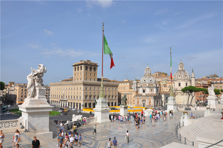 威尼斯广场上耸立着庞大的大理石建筑维托里亚诺纪念馆和意大利统一后