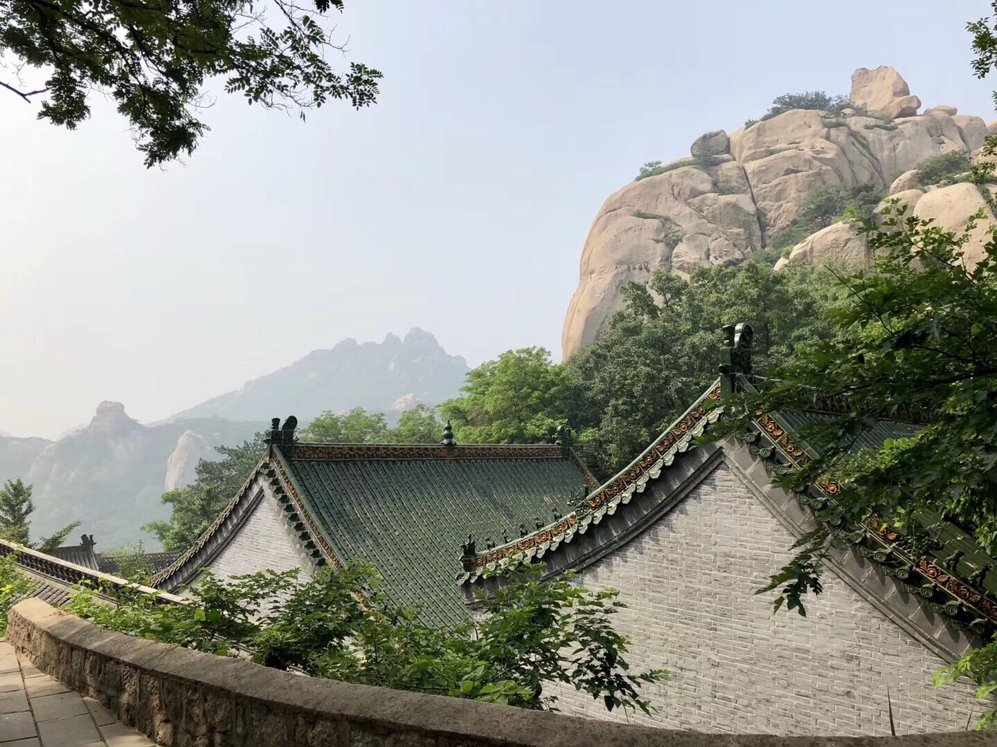 山上的光明寺建于康熙年间古迹众多寺后山顶上的五莲大佛依顺山势而刻