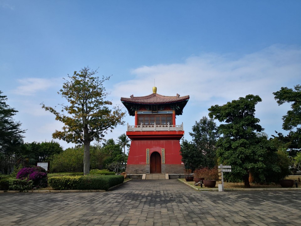 气温二十几度,不冷不热,微风习习,骑行十五公里至澄迈老城永庆寺一游