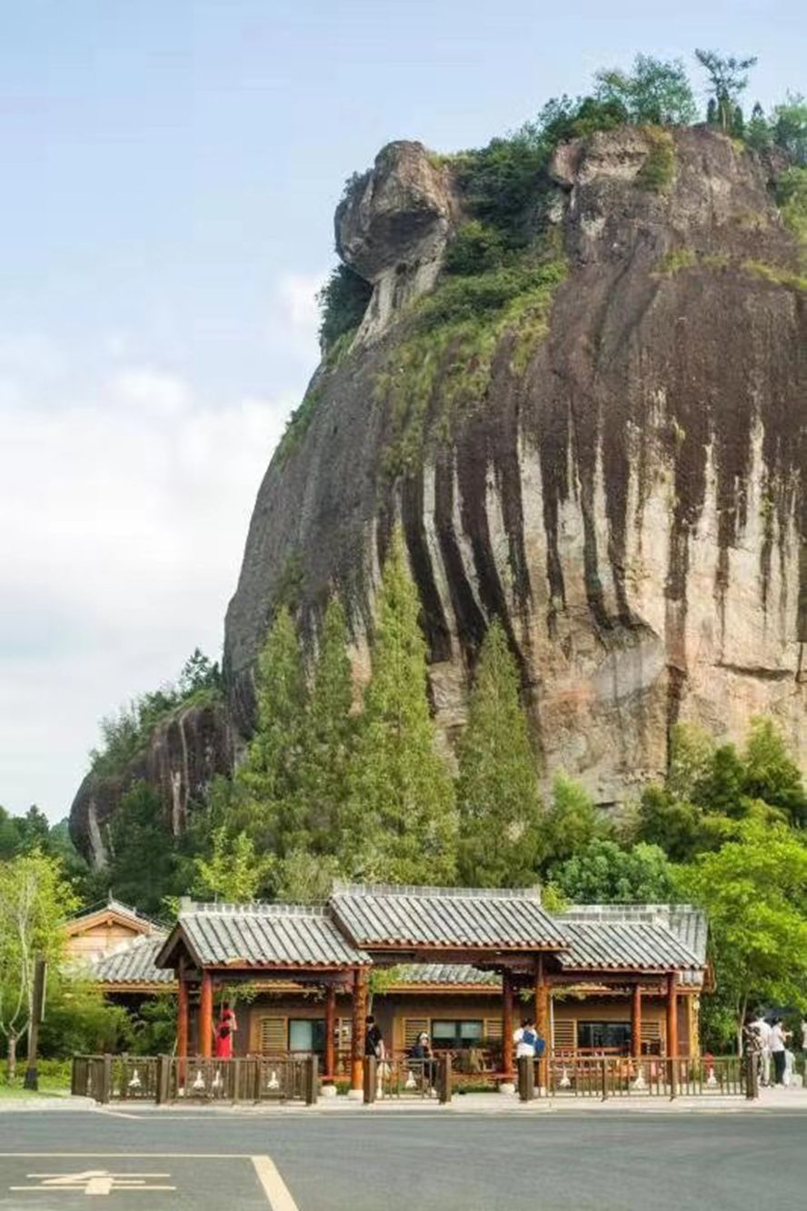 票价12元,再在缙云车站做到铁城或者到壶镇的车,就可到仙都景区鼎湖峰