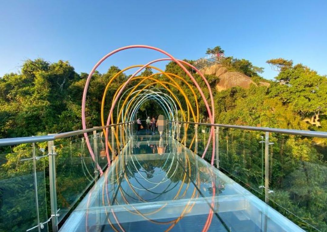 三亚亚龙湾热带天堂森林公园的大佛石全海景玻璃栈道十分壮观,凌空而