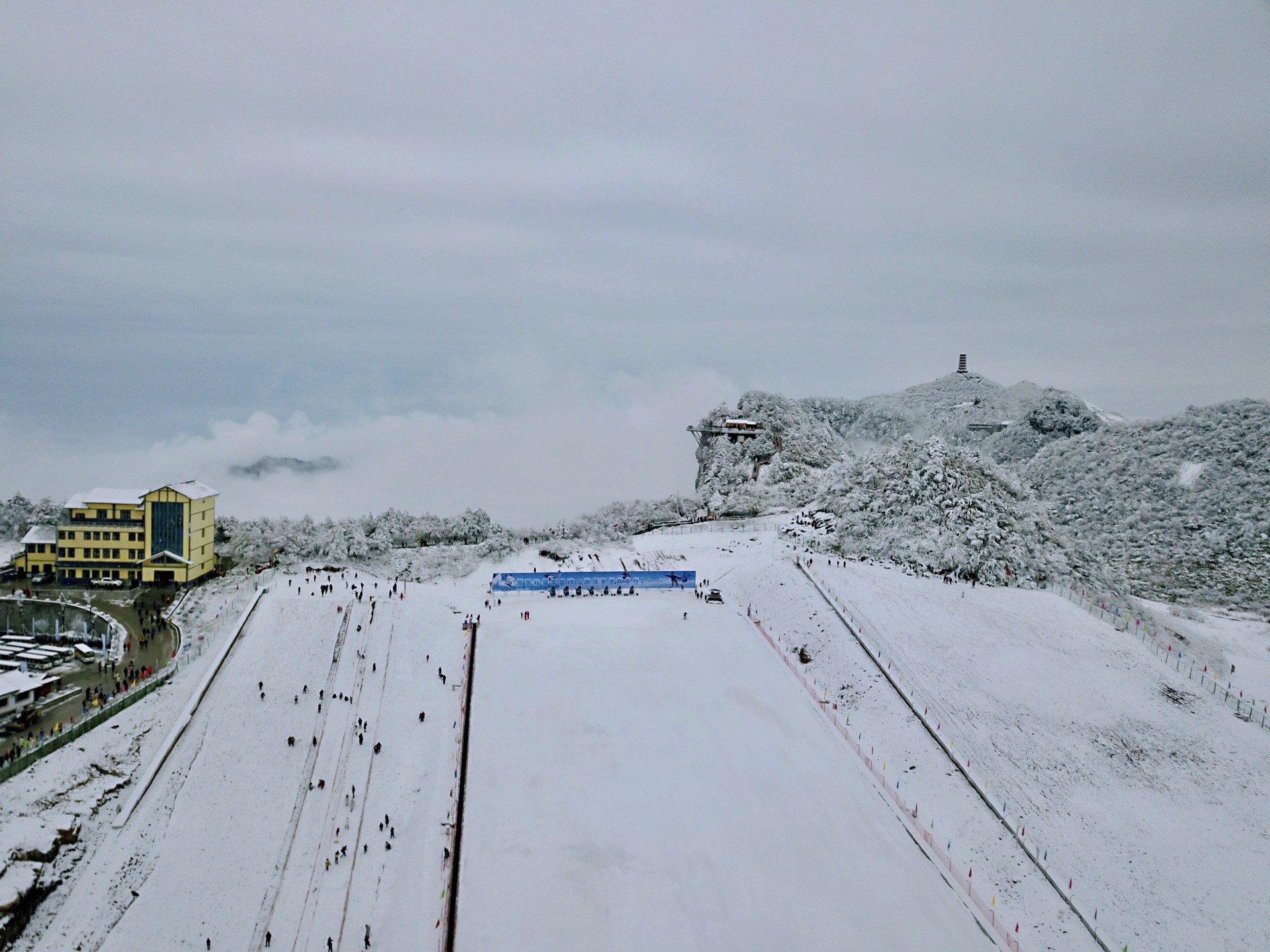 巴山大峡谷罗盘云顶在神秘的北纬31°上,最高海拔2458米,全年积雪时间