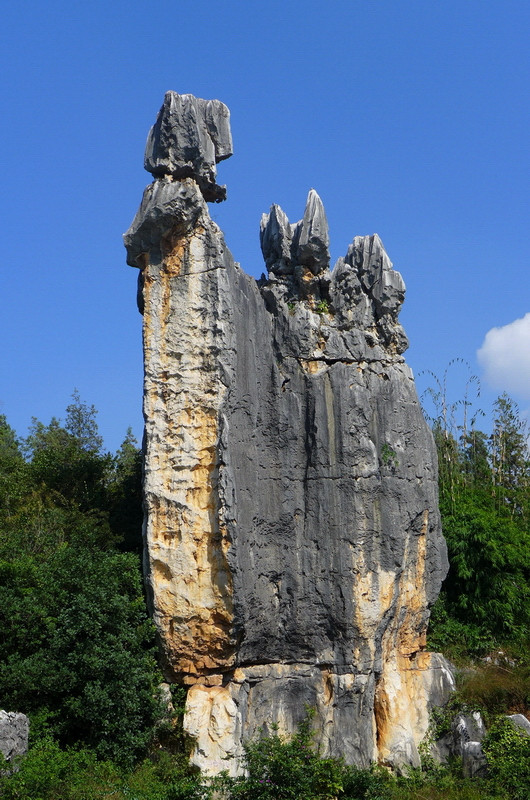 小石林(阿诗玛景区),宽厚墩实的石壁像屏风一样,将小石林(阿诗玛景区)