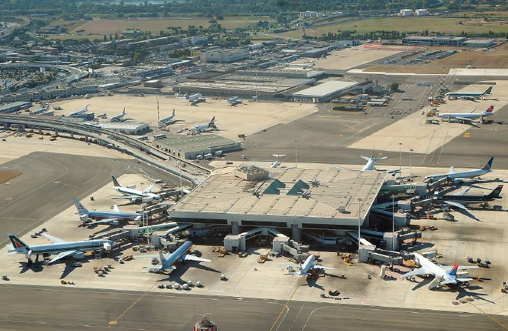 1961年首航后即成为罗马的首要机场.机场占地面积15.