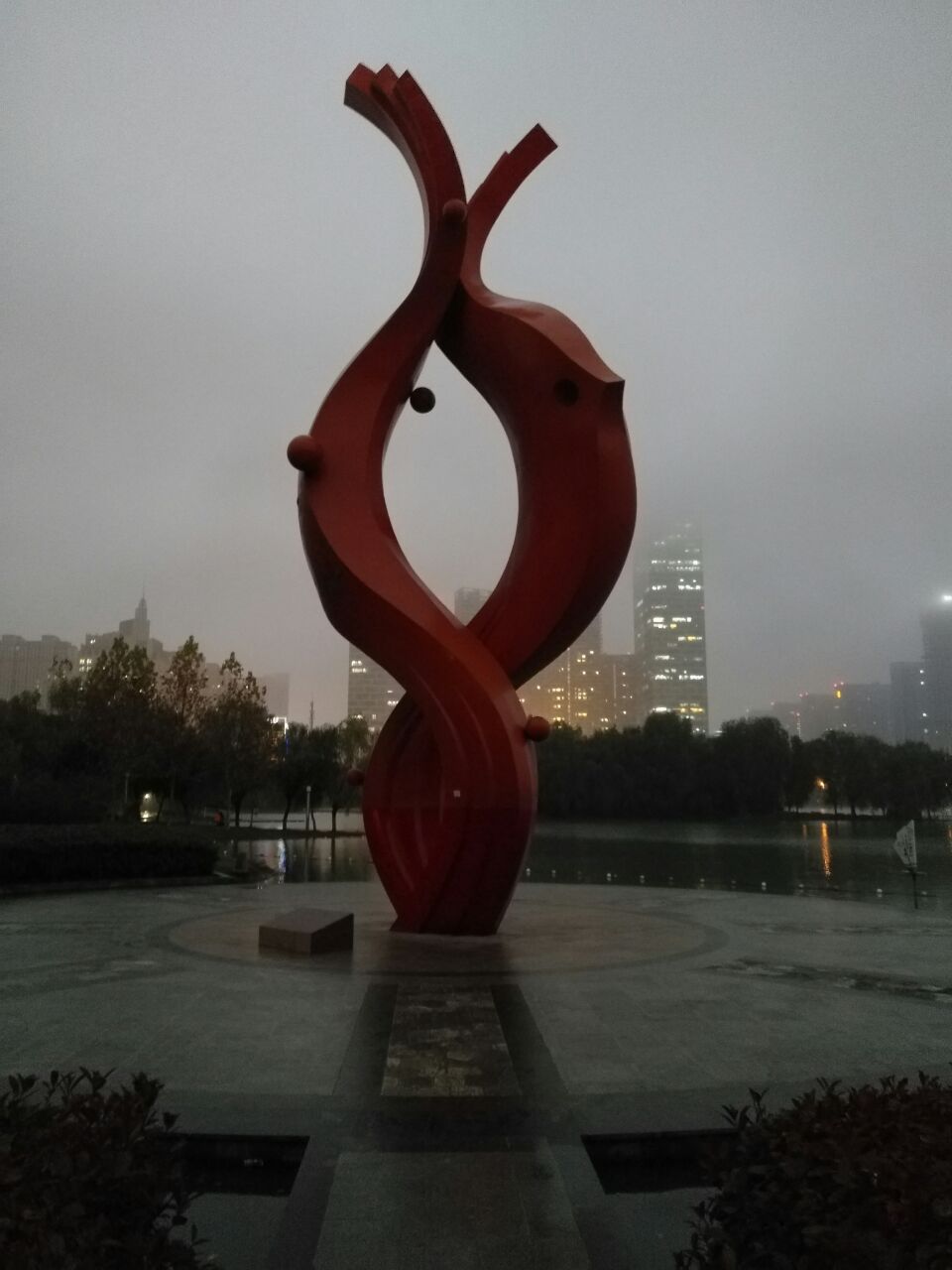 合肥大剧院,天鹅湖大酒店等标志性建筑,湖内有人工沙滩,各种雕塑,环境