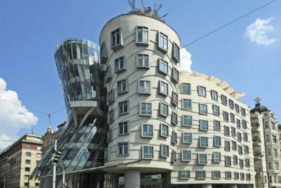 跳舞的房子(Dancing House)(捷克語:Tancici
dim)朋友說想去看看這個建筑~到這里的時候已
經晚上了~這里也可以算是景點吧,我們到的時候
看到一群人在人行道邊拍照。其實我也不知道為啥
叫跳舞的房子~我感覺是被握住的房子哈哈哈,
是我想象力不夠嗎??看了下百度說:房子造型充
滿曲線韻律,蜿延扭轉的雙塔就像是兩個人相擁而
舞,因此被稱為跳舞的房子左邊是玻璃帷
幔外觀的女舞者,上窄下寬像舞裙