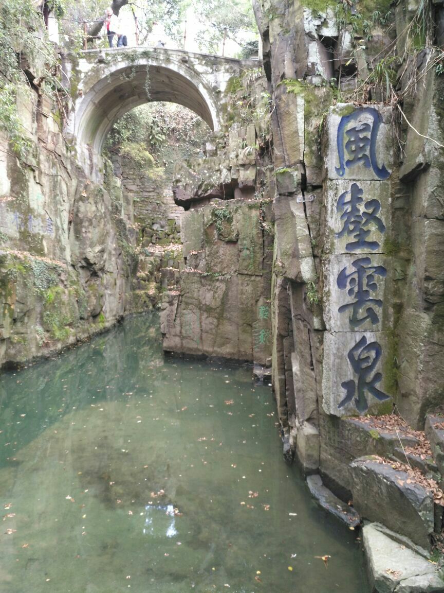 先去的寒山寺,然后来的虎丘山风景区.觉得虎丘更有特色.