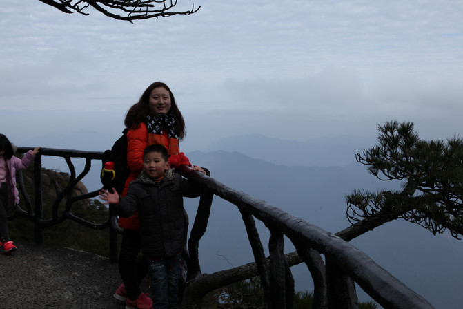 灵秀俏三清:山蒙岩峻雾似海,云秀峰奇水至清