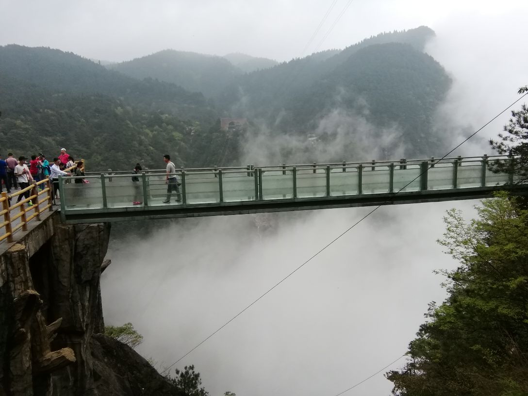 明月山景区由12座海拔千米以上的大小山峰组成,主峰太平山海拔1735.
