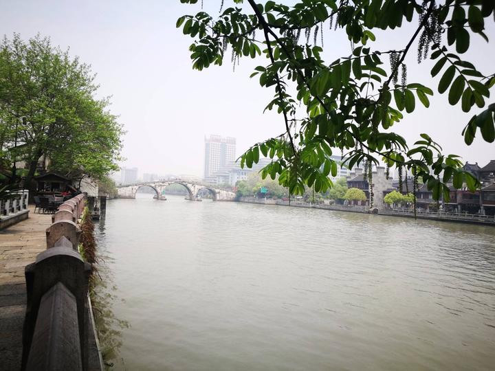 历史悠久的桥面 拱宸桥位于浙江省杭州市 拱墅区大关桥之北,东连丽水