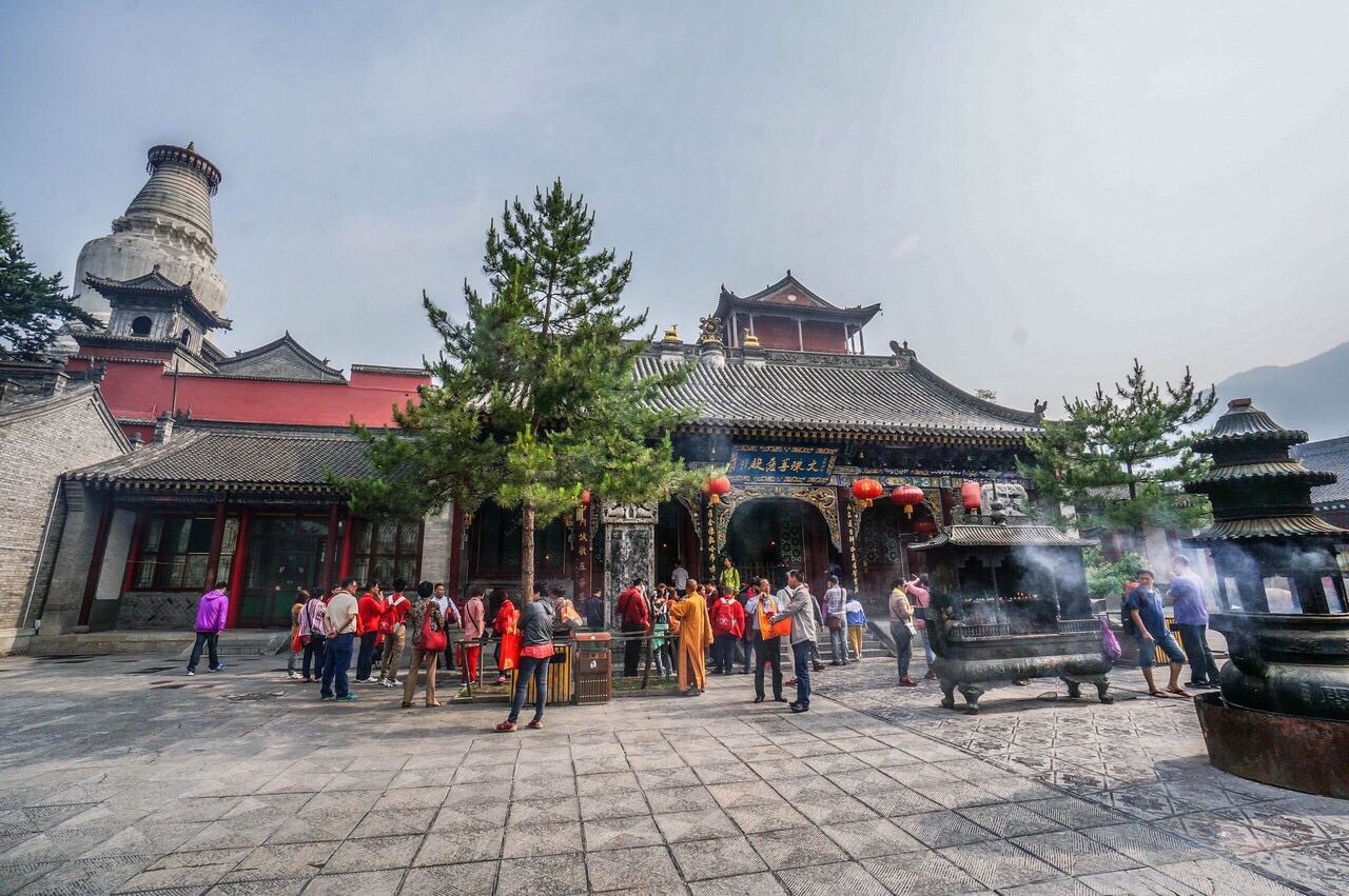 五爷庙也叫万佛阁,是一座龙王庙,位于五台山台怀镇的万佛阁内.