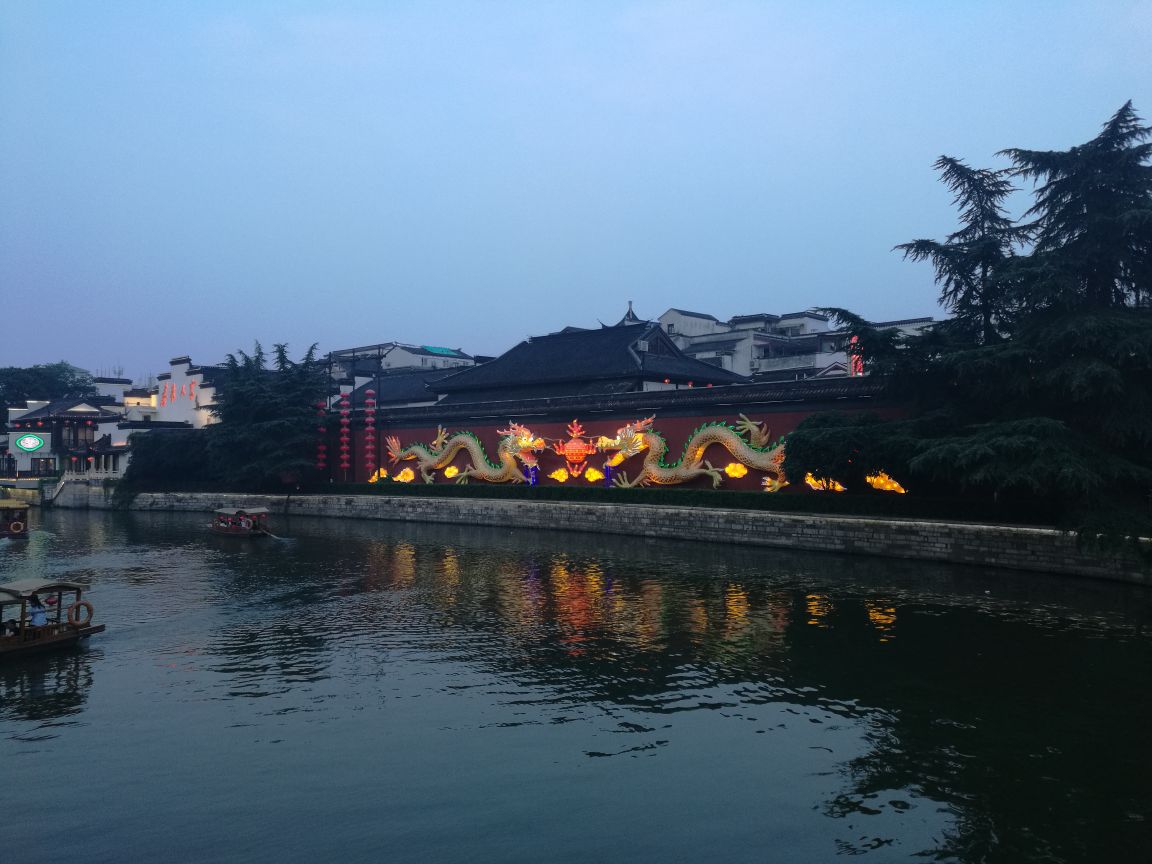 区域之一,是南京旅游的必到之处,以六朝古都历史建筑,秦淮河风光和