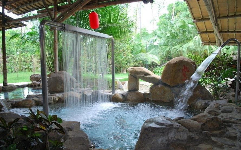 室外温泉,水质挺好,多个汤池,还有免费晚餐提供,鱼疗,盐浴等项目都很
