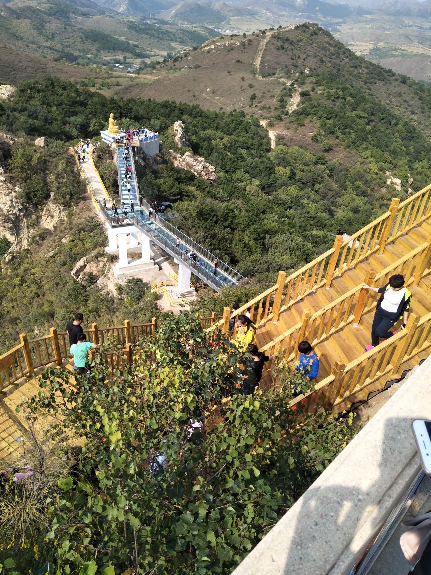 灵山寺风景很美,环境不错,尤其是刚建成的玻璃栈道,站在上面心情舒畅