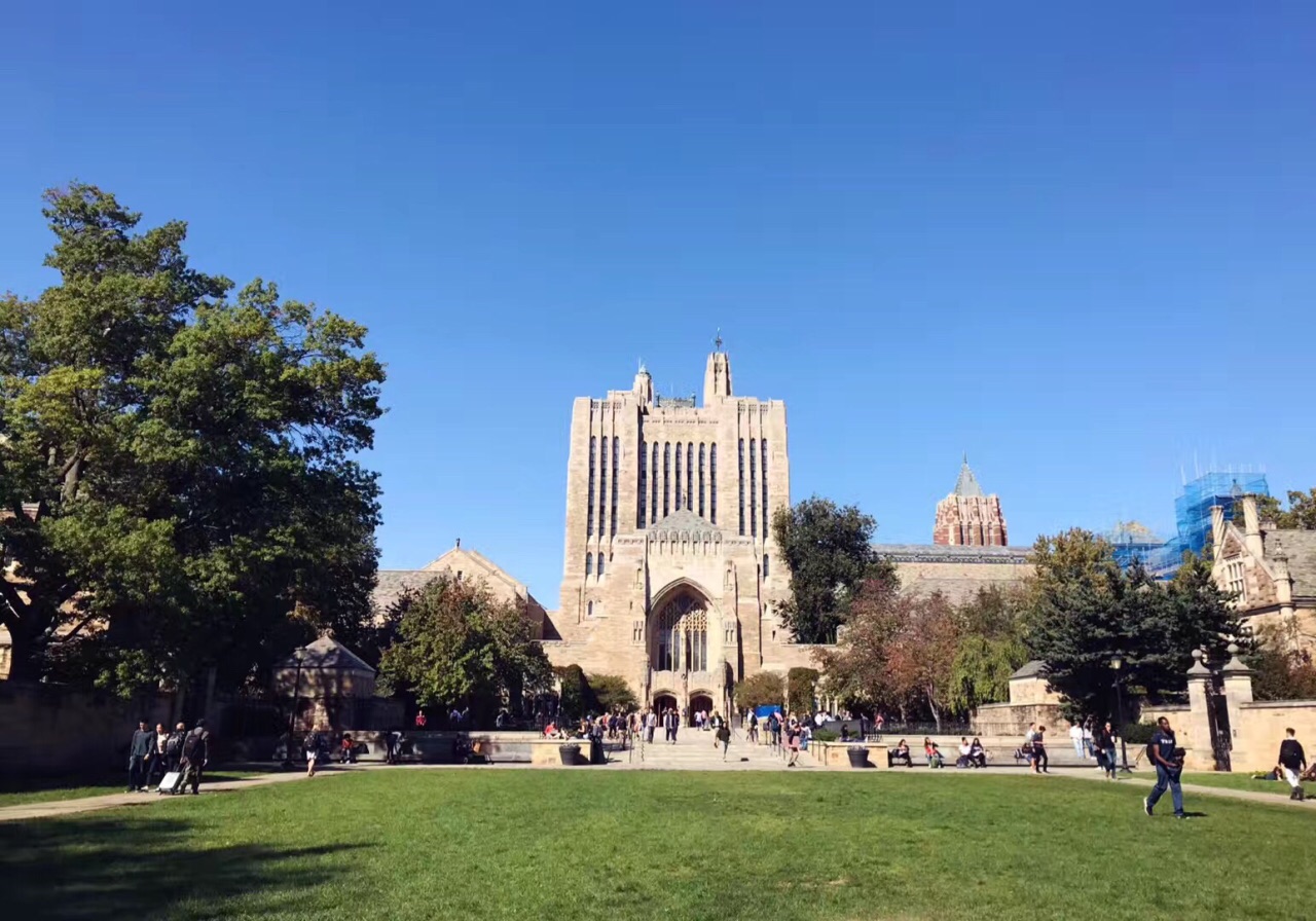 参观了耶鲁大学,不愧是世界名校,浓郁的学习氛围,还有这么美的校园