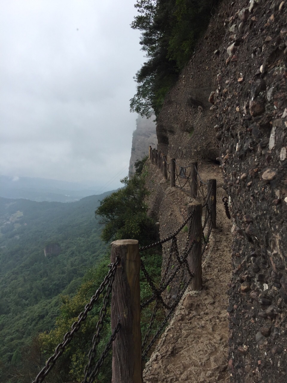 路经大剑山,见山势险峻,便令军士凿山岩,架飞梁,搭栈道,助其六出祁山