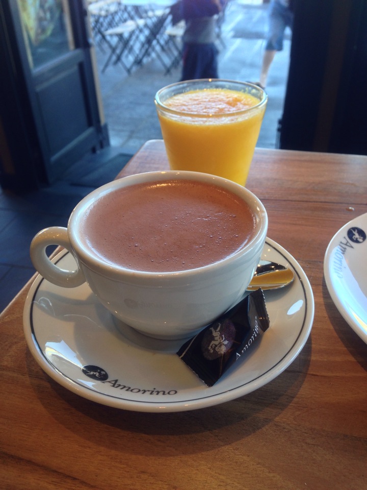 très bon chocolat chaud et jus d"orange face au.