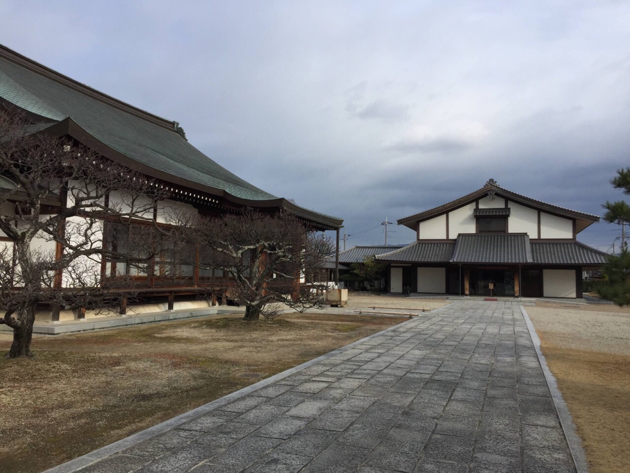 重建的西塔)是药师寺里唯一从奈良时代保存至今的建筑物 属于日本国宝
