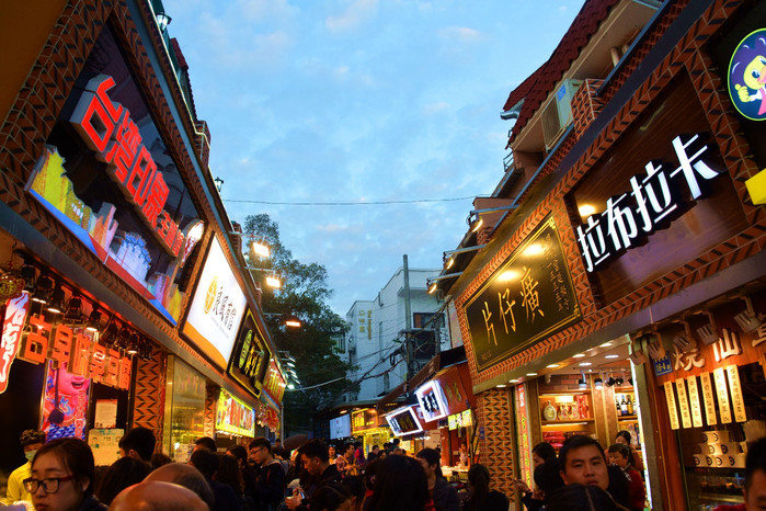 由于这里靠近厦门大学,现在的曾厝垵有了很多特色小吃店铺,餐饮美食.