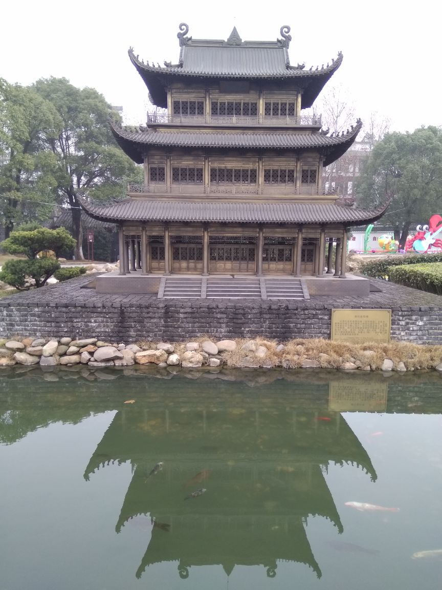 岳阳楼景区的五朝楼观很不错,微缩铜雕版的岳阳楼,唐朝,宋朝,元朝