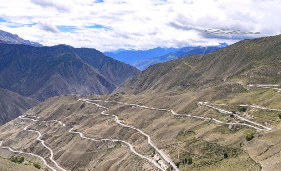 318川藏线沿途的风景稻城亚丁 鲁朗国际小镇 思金拉措,都是令人向往的