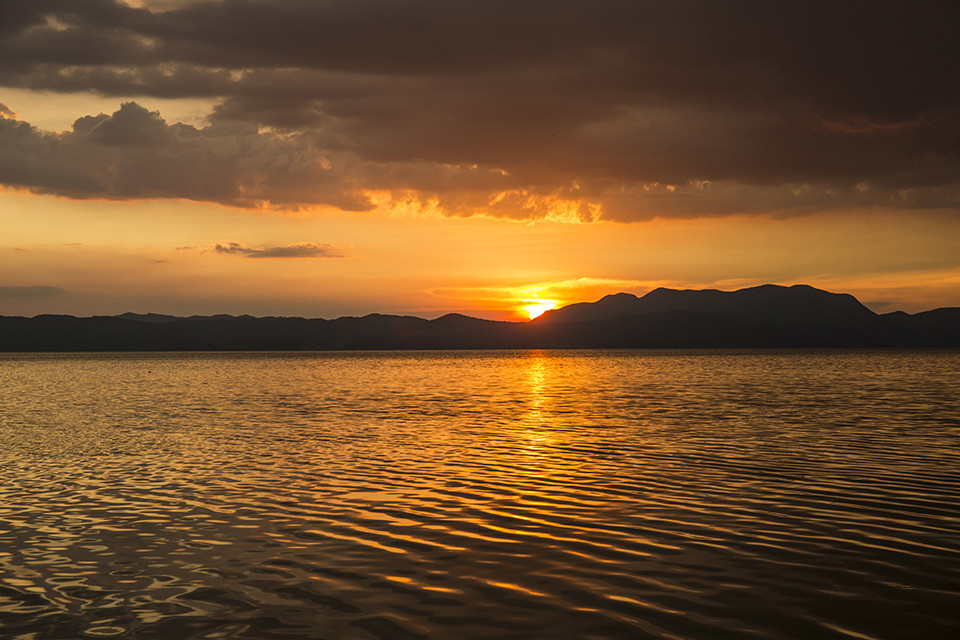 昆明周边游,藏在滇池边的最后一个古渔村,这里的夕阳