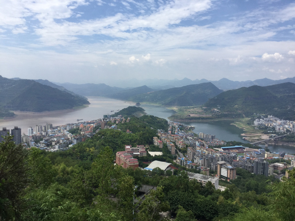 路上: 彭氏宗祠位于云阳县凤鸣镇黎明村,是反映中国清代农庄文化,民居