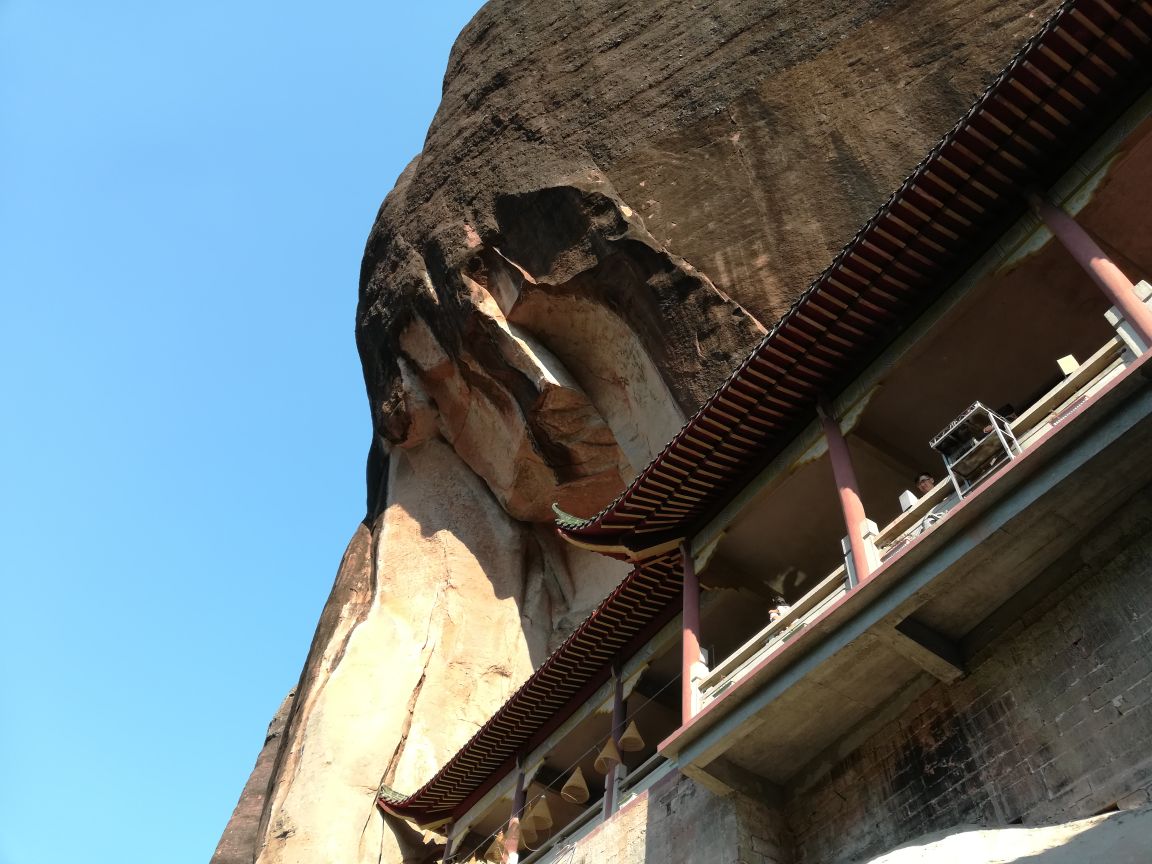 仙居岩道观是张天师南游时居住的地方,位于韶关丹霞山里面.