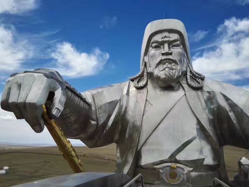 世界上最大最高的成吉思汗骑马雕像就位于蒙古国的额尔登,这里距离