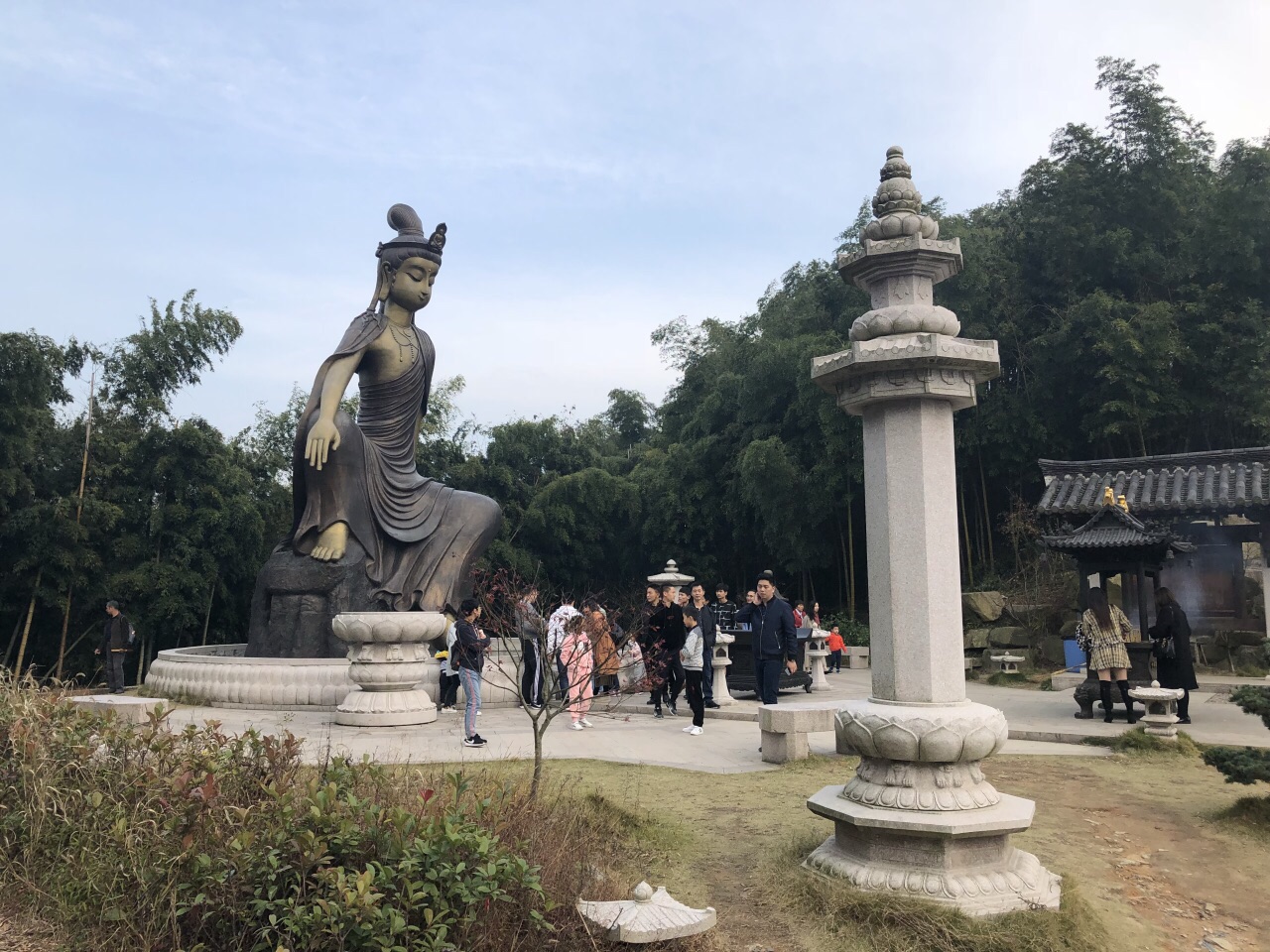 杭州市里的景点游客太多,吃过午饭,跟小伙伴一起开车驶向余杭径山寺