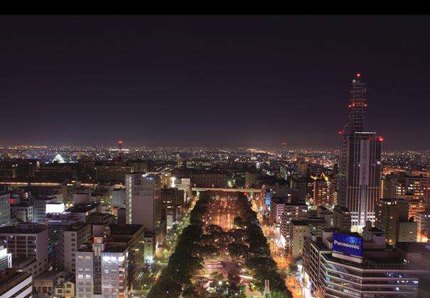 夜景,感觉很棒~日本人喜欢建各种塔,名古屋塔的晚上去顶楼有表演要