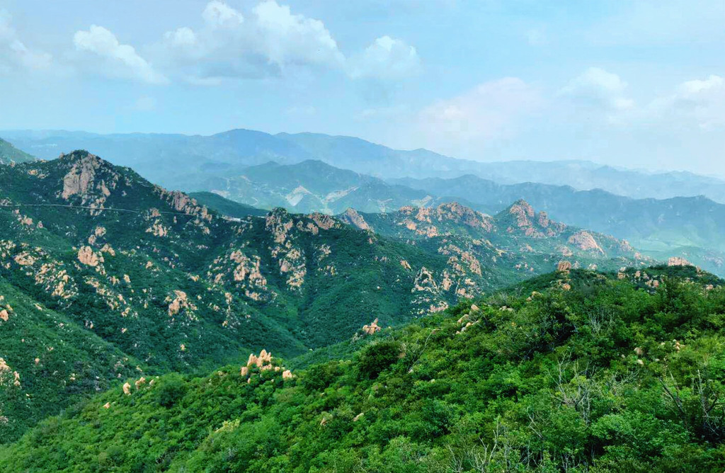 在辽宁朝阳,被大黑山的"裸岩"怪石种草