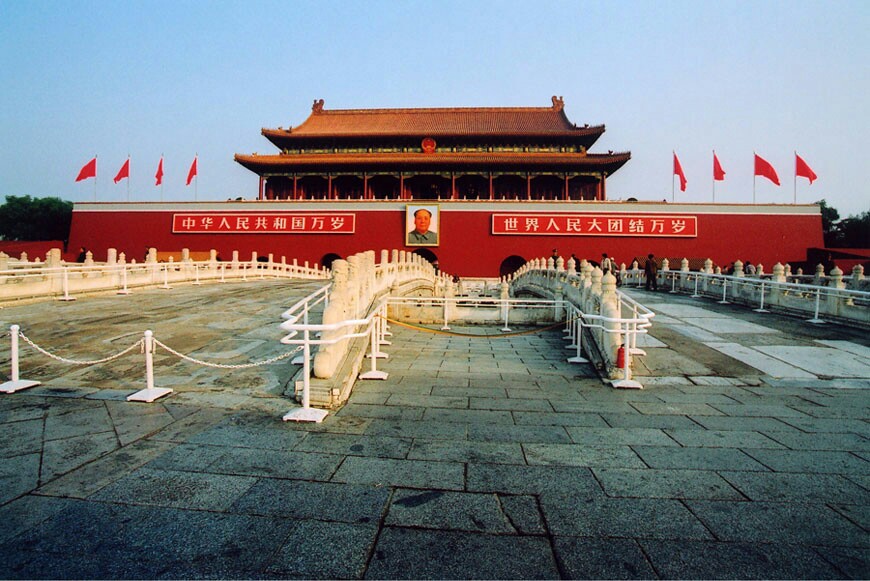 凌晨三点多起床准备,四点到达广场西安检口排除,已有数千人排起长队,要重点讲的是排队早还要能拼命跑,过了安检一家三口玩命跑到广场还是第二排,站稳别抬脚,抬起来就放不下来。天空放亮终于看到天安门正门洞一排军刺闪亮,人群燥动,闪光灯不停闪烁,自拍杆举得密密麻麻,后排的人只能通过自拍杆看。