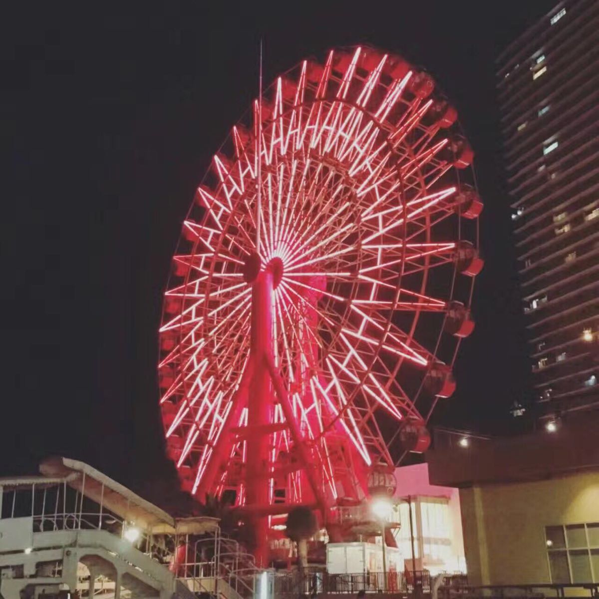 mosaic广场就在神户港海岸边 就如同上海陆家嘴的夜景 摩天轮 神户塔