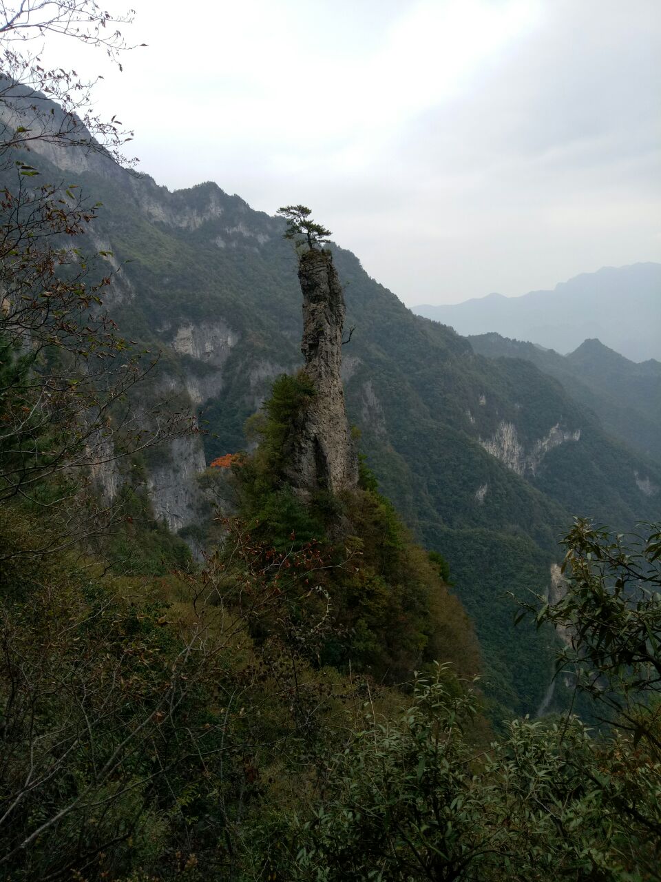 还是可以的,很适合一家人一起去玩,有玻璃栈道,独秀峰的风景也很好看