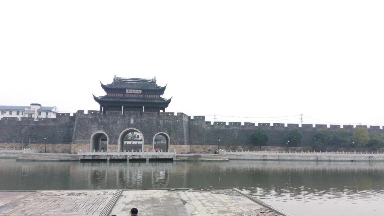 南面是人民路平门桥的东西面是护城河夜晚看古城夜景也是非常不错的