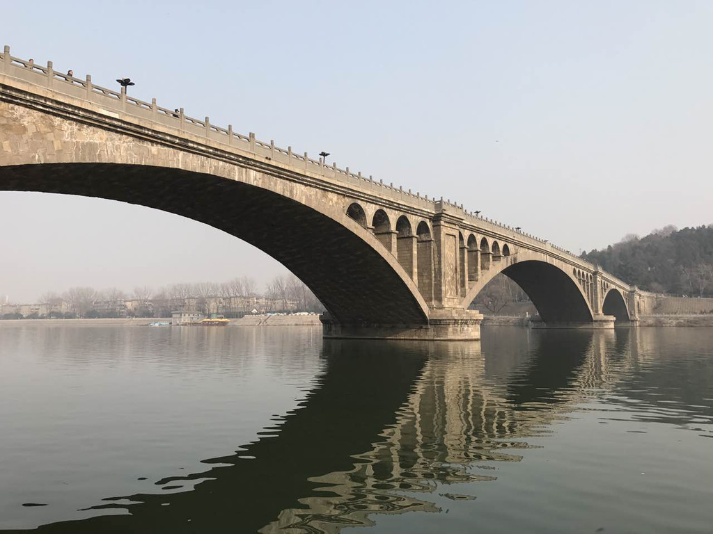这座是仿赵州桥建造的桥